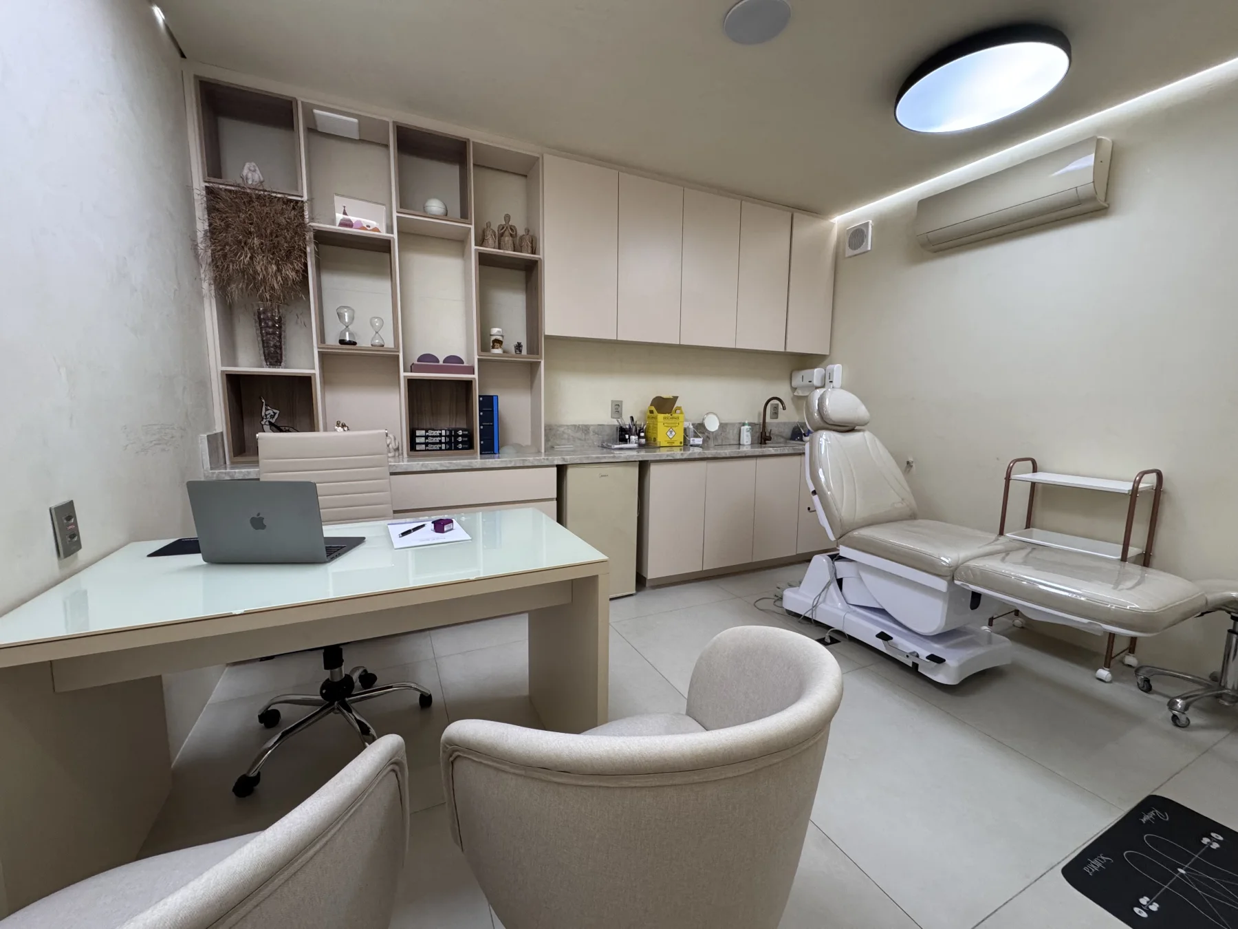 Surgical center prepared for a procedure by Dra. Niandra Sartori